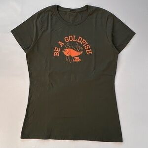 Ted Lasso Be A Goldfish Women’s Graphic T Shirt Size Women’s Medium Green Orange